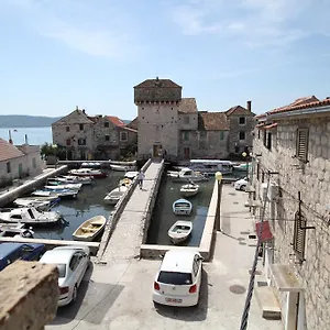 apartments-more-kastela.hotels-in-trogir.com/